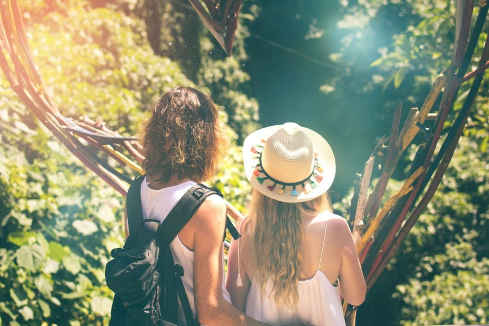 qué ver en Canadá Pareja de espaldas a la cámara y mirando a la naturaleza
